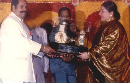 Honourable Chief Minister Dr.J.Jayalalitha presenting a memento to Mr.K.T.Kunjumon