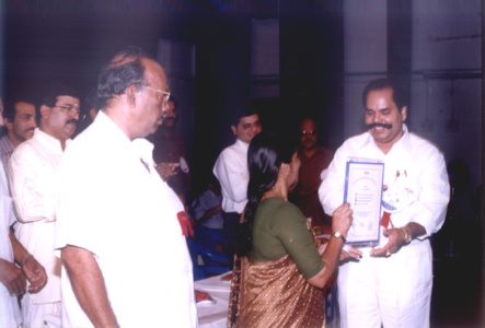 A Lady presenting the Prakshaka Priaya Award to Mr.K.T.Kunjumon ktk-actors (1)