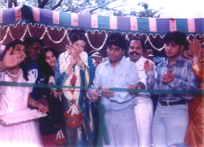 Mr.K.T.Kunjumon and his son EbiKunjumon along with Miss Universe Susmithasen and other guests appreciating Music Director A.R.Rahman in a opening ceremony ktk-actors (15)