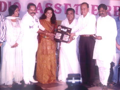 Mr.K.T.Kunjumon presenting a momento to Producers G.Venkateswaran , KRG and Kavingar Vairamuthu ktk-actors (16)