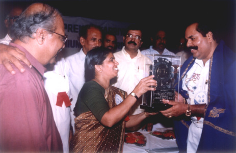 A Lady presenting the Prakshaka Priaya Award to Mr.K.T.Kunjumon ktk-actors (2)