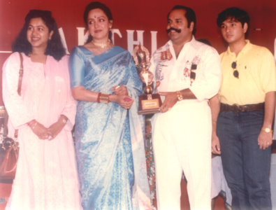 Mr.K.T.Kunjumon and his son EbiKunjumon along with Radhika presenting a award to Actress Hemamalini ktk-actors (20)