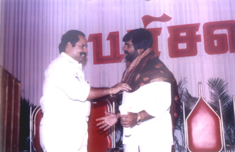 Mr.K.T.Kunjumon greeting Mr. Vijaya T.Rajendar ktk-actors (21)