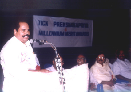 Mr.K.T.Kunjumon presenting a speech in Prakshaka Priaya Award function ktk-actors (23)