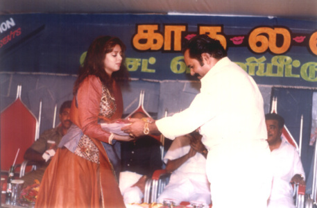 Mr.K.T.Kunjumon presenting a bokay to Actress Nagma in Kadhalan Audio Release function ktk-actors (24)
