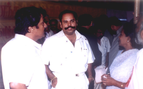 Mr.K.T.Kunjumon having a chat with actor Sivakumar and actress Manorama ktk-actors (25)