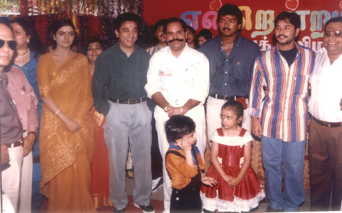 Mr.K.T.Kunjumon and his son Ebi Kunjumon with Dr. Padmashree Kamalahassan, Actor Vijay and Actress Ms Bhanupriya in Enrendrum Kadhal film function ktk-actors (9)